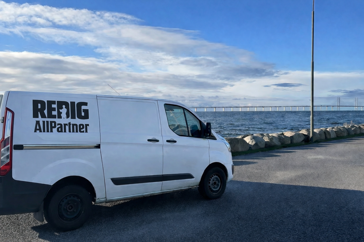 Efter en lång arbetsdag så behövde även vår bil en paus, här utanför Kajutan i småbåtshamnen.